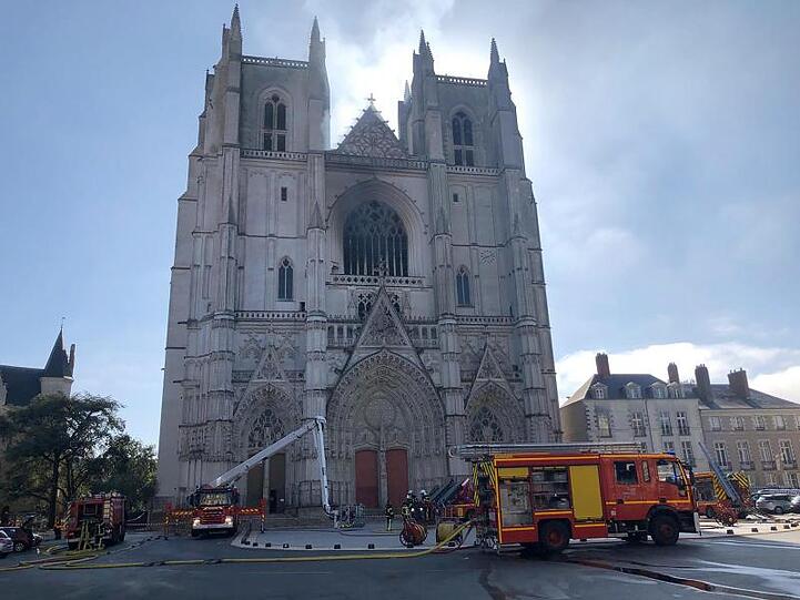 Löscharbeiten an der Kathedrale der westfranzösischen Stadt Nantes.