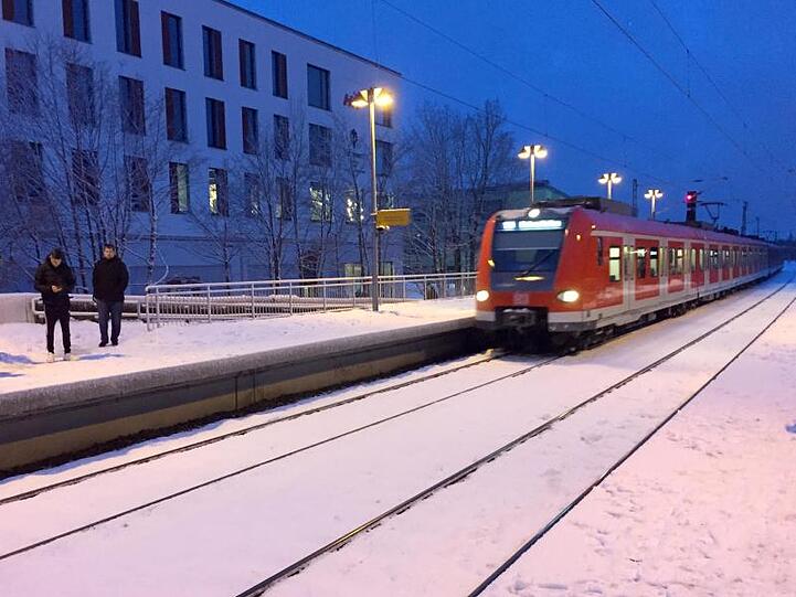 Ein S-Bahn kommt auf den verschneiten Gleisen im S-Bahnhof in München an. Foto: Marco Krefting