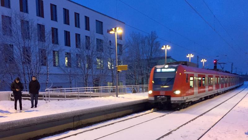 Ein S-Bahn kommt auf den verschneiten Gleisen im S-Bahnhof in München an. Foto: Marco Krefting Ein S-Bahn kommt auf den verschneiten Gleisen im S-Bahnhof in München an. Foto: Marco Krefting