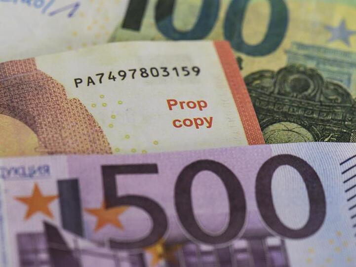 Gefälschte Euro-Banknoten. Foto: Boris Roessler/dpa/Symbolbild