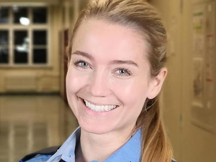 Die Polizeianwärterin Helena wirbt für ihren Beruf.