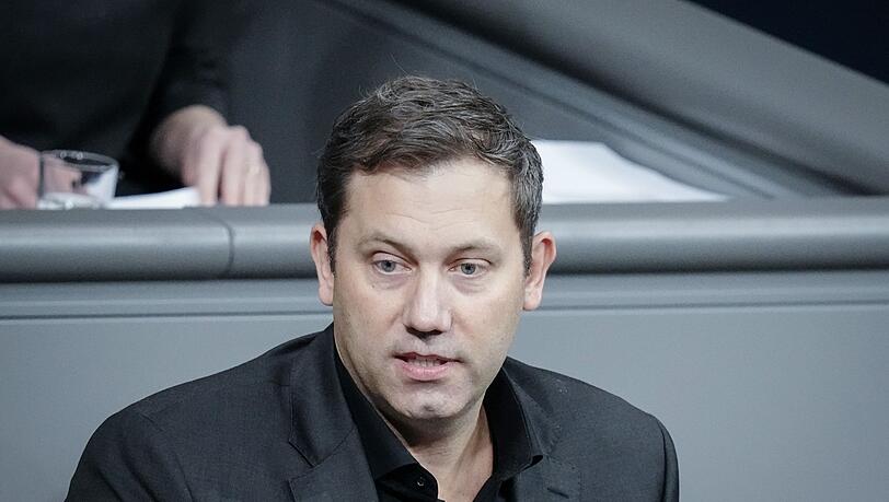 SPD-Chef Lars Klingbeil will mehr diplomatische Initiativen im Ukraine-Krieg sehen.