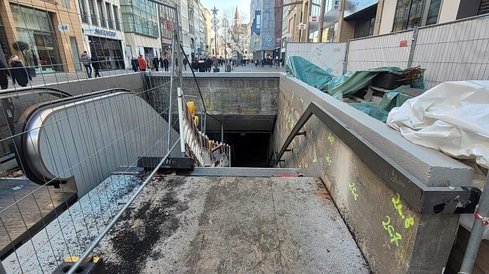 In der Münchner Fußgängerzone herrscht überall Baustelle, auch an den S-Bahnabgängen wird gewerkelt.