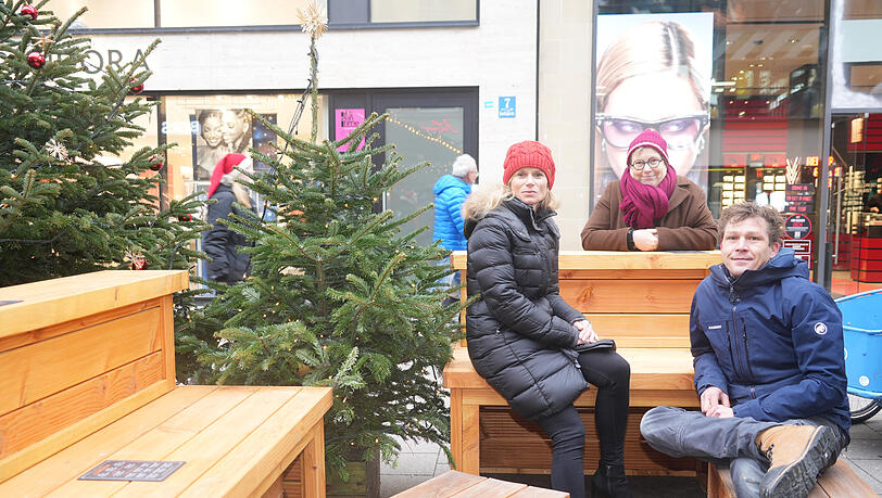 BA-Chefin Andrea Stadler-Bachmaier (v. li.), sozialpolitische Sprecherin der Grünen Sofie Langmeier und der Erbauer Martin Laschewski präsentieren am Christkindlmarkt in der Kaufingerstraße einen inkludierenden Multifunktionstisch. BA-Chefin Andrea Stadler-Bachmaier (v. li.), sozialpolitische Sprecherin der Grünen Sofie Langmeier und der Erbauer Martin Laschewski präsentieren am Christkindlmarkt in der Kaufingerstraße einen inkludierenden Multifunktionstisch.