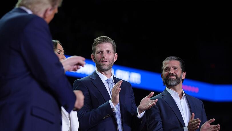 Unter dem Namen "Trump Mobile" sollen ein eigener Handyvertrag und ein Smartphone namens "T1" auf den Markt kommen. (Archivbild)