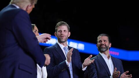 Unter dem Namen "Trump Mobile" sollen ein eigener Handyvertrag und ein Smartphone namens "T1" auf den Markt kommen. (Archivbild)