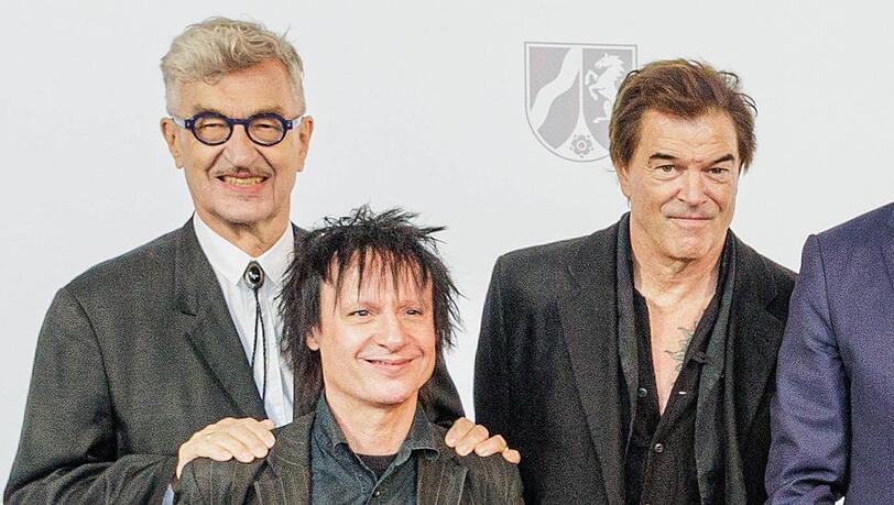 Regisseur Wim Wenders mit Campino (r.) und Ritchie (Vom) von den Toten Hosen bei einer Veranstaltung im Herbst 2024 in Düsseldorf.