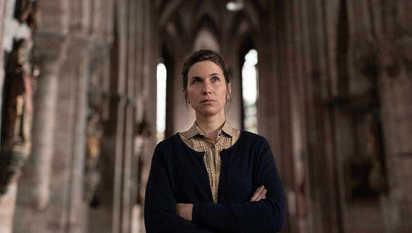 Die Vikarin (Lisa Oertel) wird von Wanda Goldwasser in der Kirche befragt. Die Vikarin (Lisa Oertel) wird von Wanda Goldwasser in der Kirche befragt.