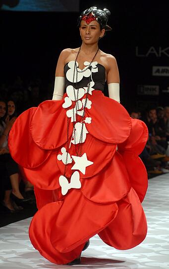 Fashion Week in der indischen Hafenmetropole Mumbai: Manche Kreationen sehen aus, als kämen sie von einem anderen Planeten. Der Stil bewegt sich in gewagter Weise zwischen Lady Gaga, Star Wars und Minnie Maus.