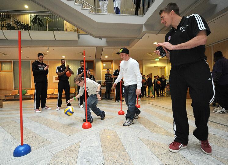 Steffen Hamann beim Showtraining mit kranken Kindern.