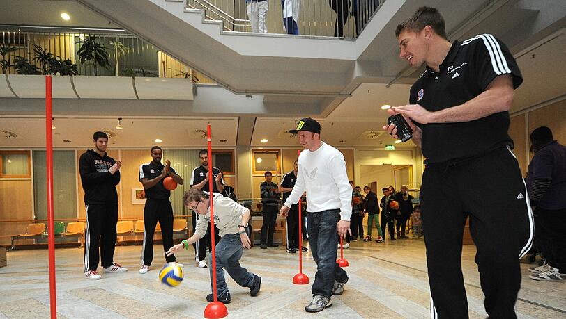 Steffen Hamann beim Showtraining mit kranken Kindern. Steffen Hamann beim Showtraining mit kranken Kindern.
