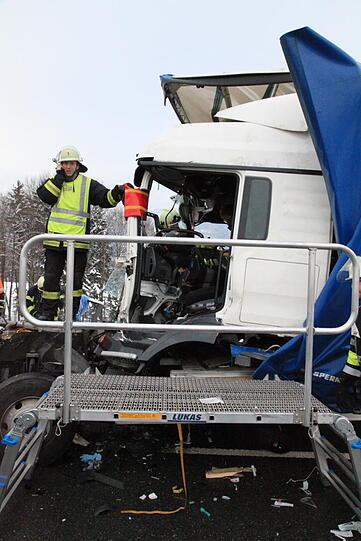 Schwerer Lkw-Unfall auf der A8 bei Frasdorf: Ein Lastwagen war in ein liegengebliebenes Fahrzeug gerast. Die Bilder.