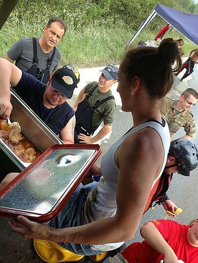 Helfen macht hungrig: Julia Irmen verteilt Essen.