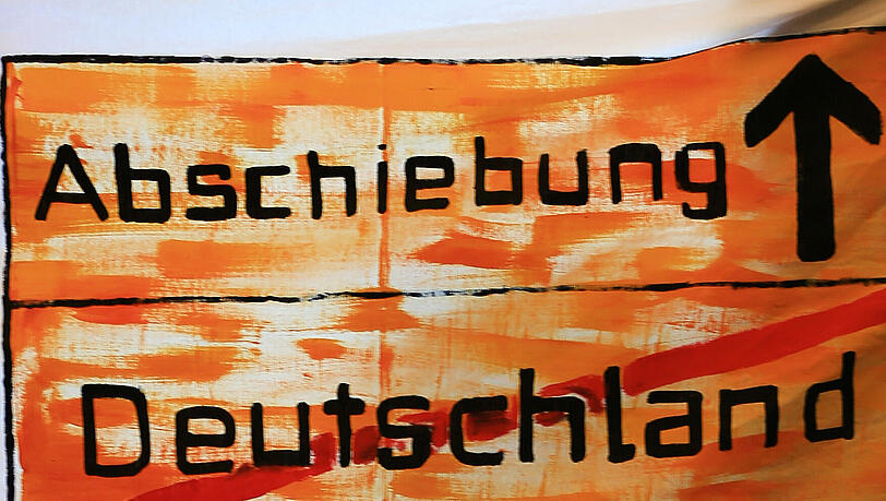 Bayern will abgelehnte Asylbewerber durch eine verstärkte Abschiebepraxis zum freiwilligen Verlassen des Landes bewegen. Bayern will abgelehnte Asylbewerber durch eine verstärkte Abschiebepraxis zum freiwilligen Verlassen des Landes bewegen.