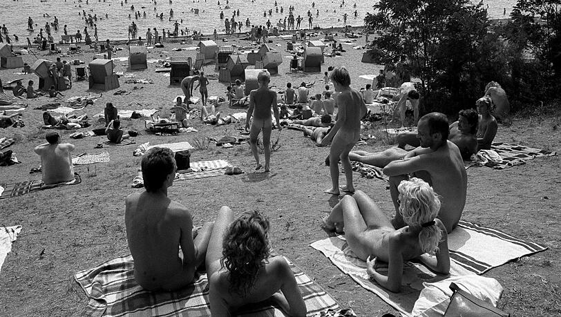 Mai 1986: Dutzende FKKler sonnen sich am Müggelsee in Ostberlin. Mai 1986: Dutzende FKKler sonnen sich am Müggelsee in Ostberlin.