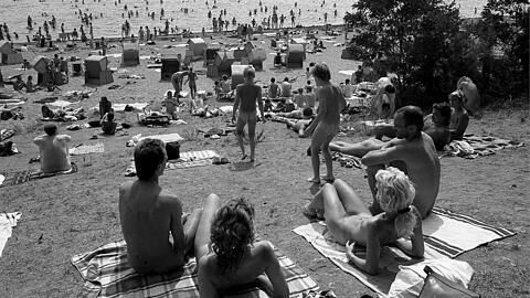 Mai 1986: Dutzende FKKler sonnen sich am Müggelsee in Ostberlin.