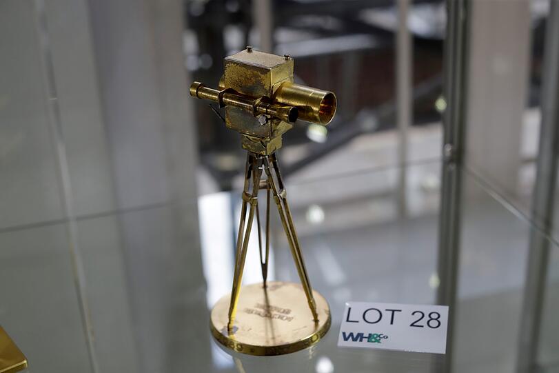 In einer Vitrine der Knapp-Galerie steht die Goldene Kamera des früheren deutschen Tennis-Stars Boris Becker.