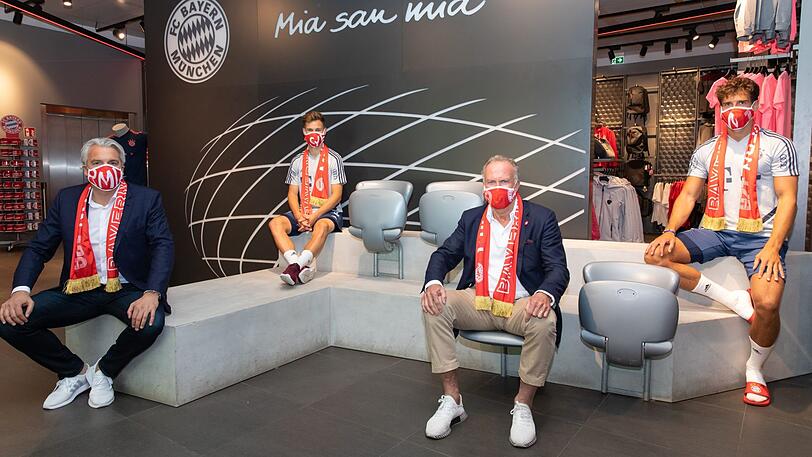 Von links: Jörg Wacker, Joshua Kimmich, Karl-Heinz Rummenigge und Leon Goretzka