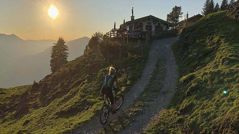 Eine Mountainbikerin auf dem Weg zum Hochgernhaus - in 1.461 Metern Höhe in den Chiemgauer Alpen, bei Marquartstein nahe Traunstein.
