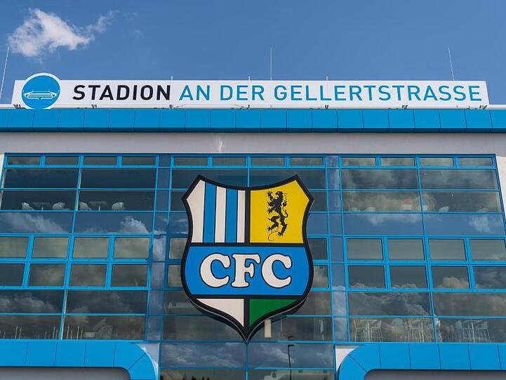 An der Frontseite des Stadions des Chemnitzer FC ist das Wappen des Vereins zu sehen. Foto: Robert Michael/dpa-Zentralbild/dpa/Archivbild