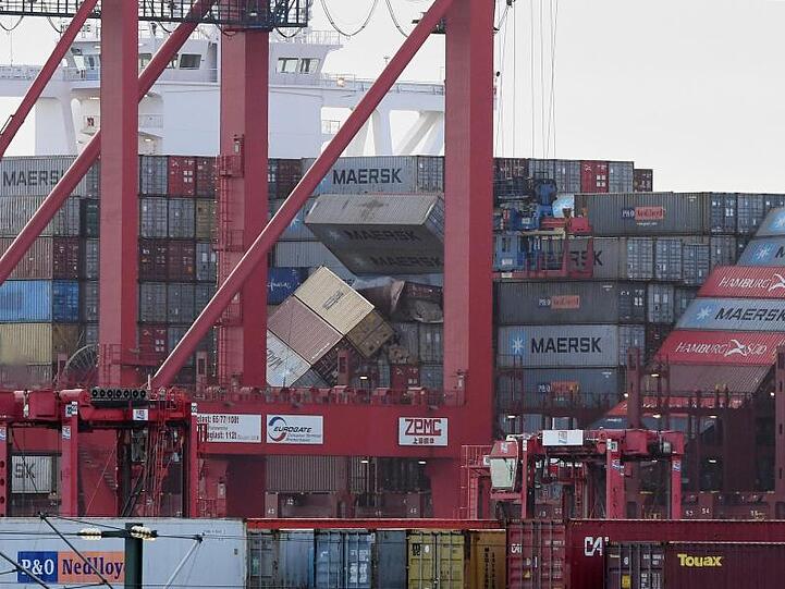 Die "MSC Zoe" liegt mit umgestürzten Containern an der Kai des Container-Terminals in Bremerhaven.