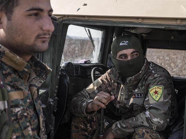 Von den USA allein gelassen: Soldaten der Kurdenmiliz YPG beim Rückzug aus Nordsyrien.