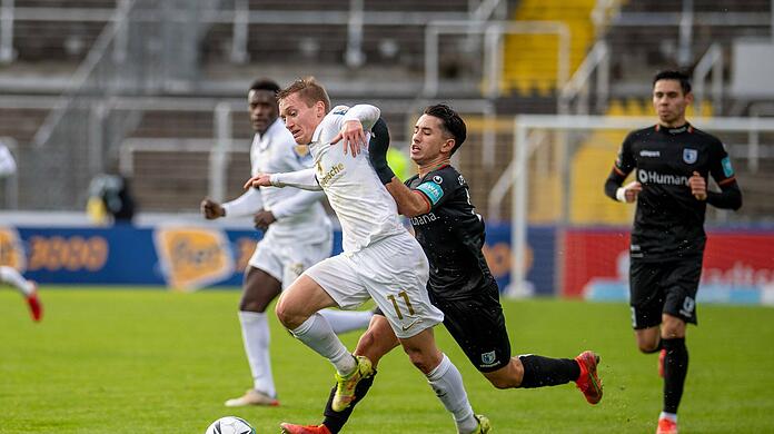 Fabian Greilinger im Duell mit Magdeburgs Alexander Bittroff.