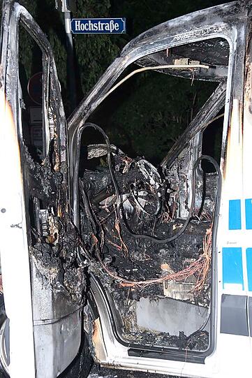 Weitere Bilder der brennenden Polizeiautos in München.