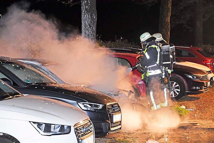 Zwei Nobelwägen sind auf einem Parkplatz in Flammen aufgegangen. Die Polizei vermutet Brandstiftung.