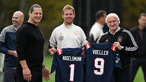 Julian Nagelsmann und Rudi Völler mit Trikots der New England Patriots.