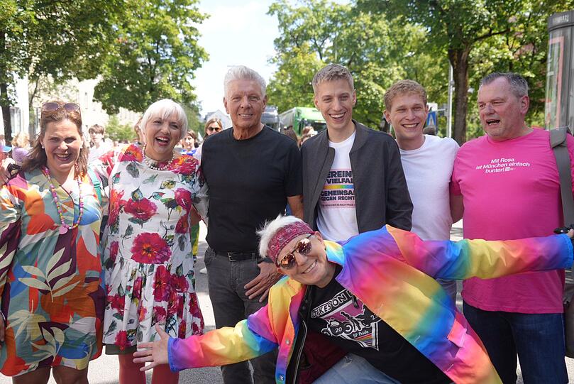 Die drei Münchner Bürgermeister beim CSD. v.l. Verena Dietl, Claudia Roth, Dieter Reiter, Dominik Krause mit Partner Sebastian Müller und Stadtrat Thomas Niederbühl und vorne Verena Reindl.