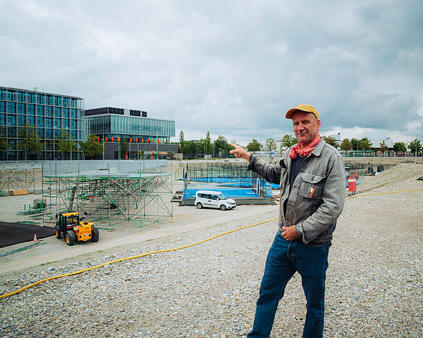 Kaum zu glauben, aber in zwei Wochen soll hier alles fertig sein. Michi Kern zeigt, wo gerade der 500 Meter lange blaue Stern entsteht. Die Felder fürs Padel Tennis sind schon zu sehen. Kaum zu glauben, aber in zwei Wochen soll hier alles fertig sein. Michi Kern zeigt, wo gerade der 500 Meter lange blaue Stern entsteht. Die Felder fürs Padel Tennis sind schon zu sehen.