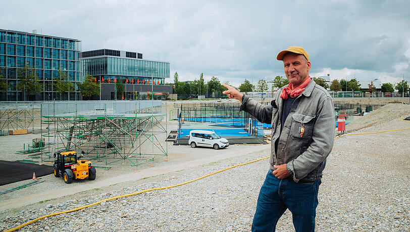 Kaum zu glauben, aber in zwei Wochen soll hier alles fertig sein. Michi Kern zeigt, wo gerade der 500 Meter lange blaue Stern entsteht. Die Felder fürs Padel Tennis sind schon zu sehen.