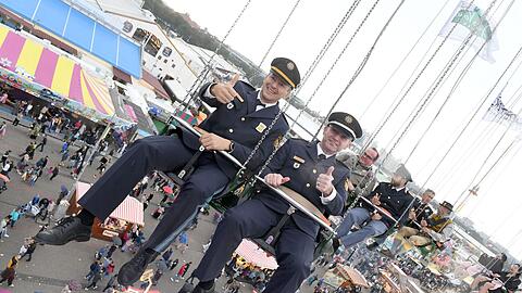 Die Polizei ist mit der "Wiesnwache" und zahlreichen Einsatzkräften auf dem Oktoberfest präsent. (Symbolbild)