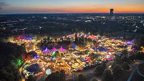 Sommer in der Stadt: Wenn die Zeltstadt am Fu&szlig;e des Olympiabergs leuchtet, ist Tollwood-Zeit.