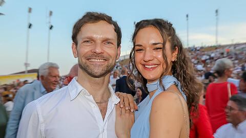 Vadim Garbuzov und seine Freundin bei der Premiere des Musicals "Ein K&auml;fig voller Narren" im burgenl&auml;ndischen M&ouml;rbisch.