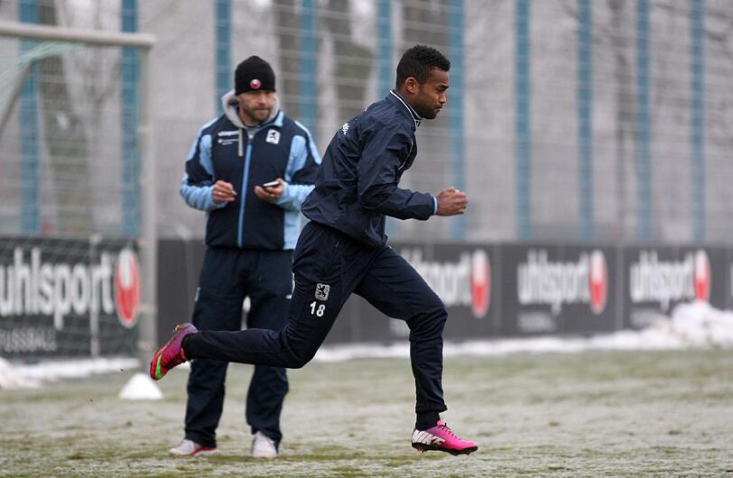 Neuzugang Ola Kamara beim Löwen-Training.