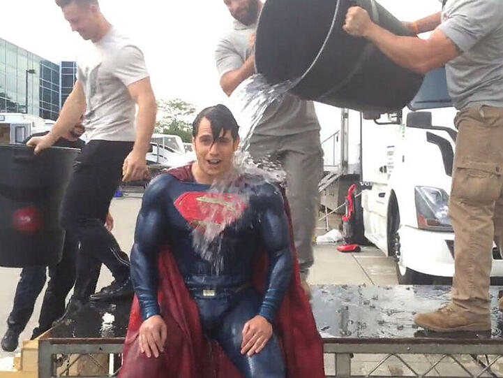 Henry Cavill alias Superman macht sich nass