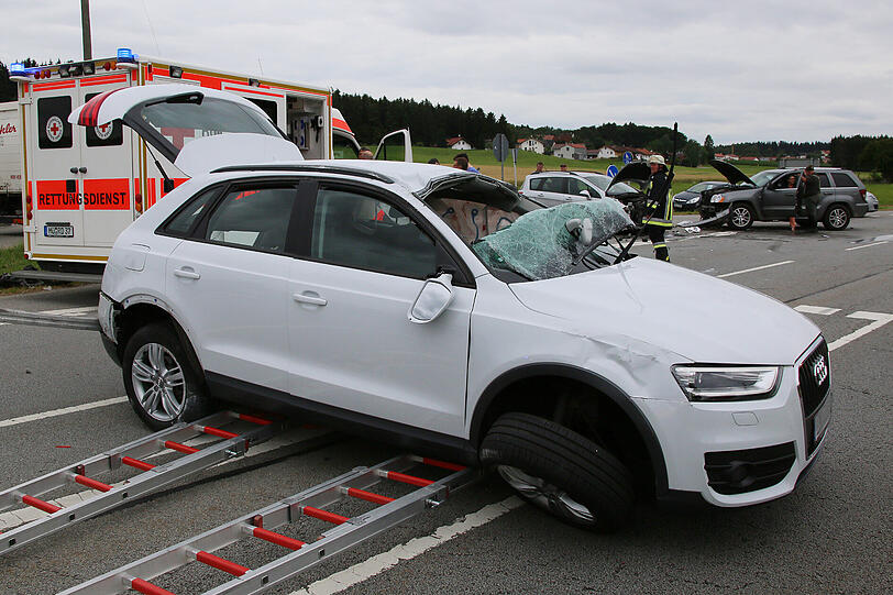 Schwerer Unfall in Thal bei Maitenbeth. Die Fahrzeuge sind komplett zerstört.