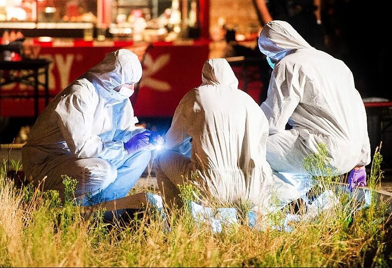 In Hamburg wird ein 43-jähriger Familienvater von einem Feuerwerks-Querschläger getötet. Sein kleiner Sohn und sein Bruder werden verletzt. Die Bilder der Unfallstelle.
