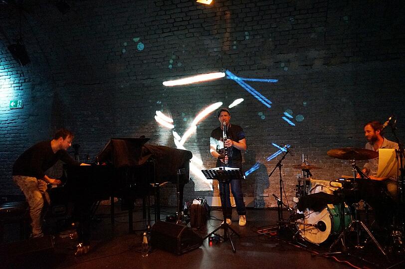 Pre.pared mit akustischem Trio im Einstein Kultur in der Einsteinstraße.