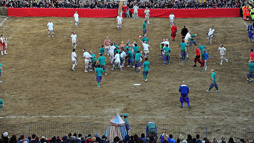 Der Spielball wird hier ganz schnell zur Nebensache - Schläge und Tritte sind hier ausdrücklich erlaubt. Die Biler vom Calcio Storico in Florenz.
