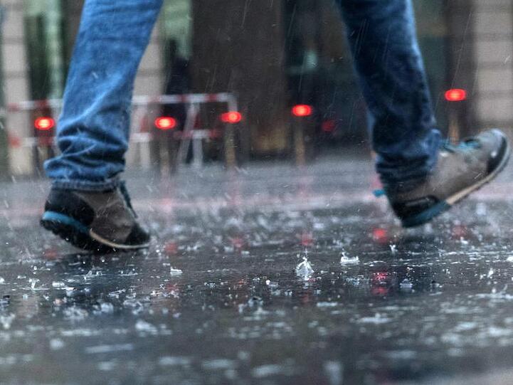 Gewitter und heftige Regenfälle Einsatzkräfte vielerorts in Deutschland in Alarmbereitschaft versetzt.
