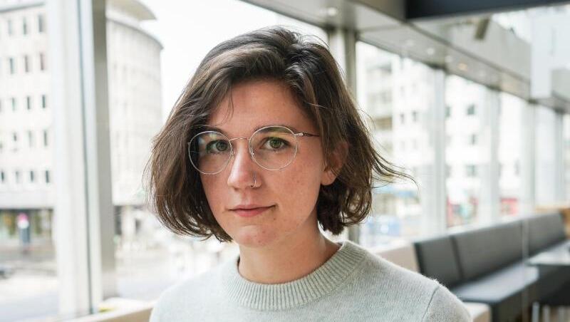 Miku Sophie Kühmel wird mit dem ZDF-"aspekte"-Literaturpreis ausgezeichnet. Miku Sophie Kühmel wird mit dem ZDF-"aspekte"-Literaturpreis ausgezeichnet.