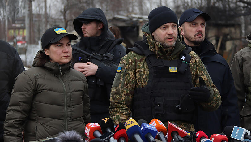 Iryna Wenediktowa, Generalstaatsanwältin der Ukraine, und Denys Monastyrskyj, Innenminister der Ukraine, beantworten die Fragen von Reportern während einer vom Innenministerium organisierten Pressetour für führende ukrainische und ausländische Medien in Butscha. (Archivbild)