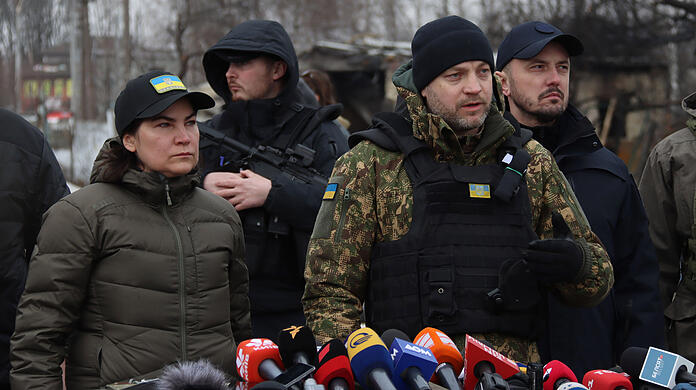 Iryna Wenediktowa, Generalstaatsanwältin der Ukraine, und Denys Monastyrskyj, Innenminister der Ukraine, beantworten die Fragen von Reportern während einer vom Innenministerium organisierten Pressetour für führende ukrainische und ausländische Medien in Butscha. (Archivbild)