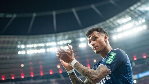 Kölns Davie Selke bedankt sich nach seiner Auswechslung bei den Fans.