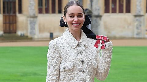 Emilia Clarke posiert auf Schloss Windsor mit ihrem Orden.