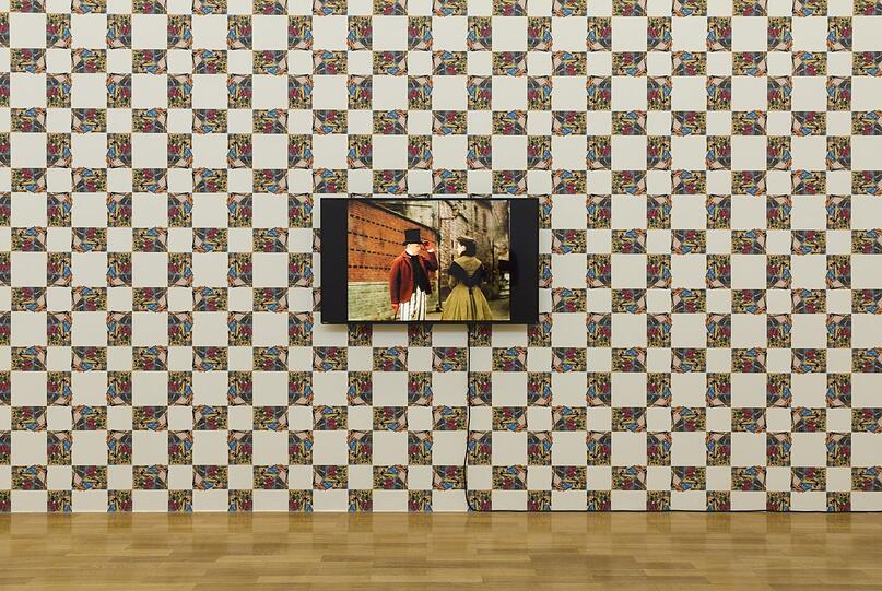 Unverschämtheiten in einer Tour: Auf Rodney Grahams Tapete "City Self / Country Self" von 2001 tritt ein städtischer Dandy einem Provinzler verächtlich auf den Hintern.