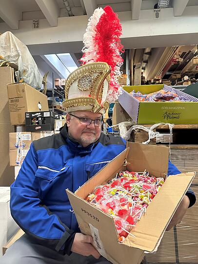 Kistenweise Süßigkeiten suchen Abnehmer nach der Absage des Faschingsumzugs.
